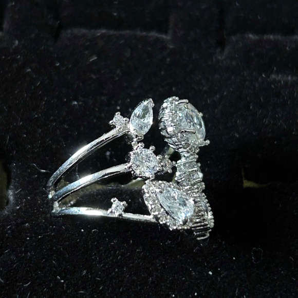 TWELVE STONE SWAROVSKI CRYSTALS, LADIES Sz 8, RHODIUM METAL, THREE BIGGER STONES - Picture 4 of 6